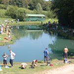 pêche à la truite en groupe