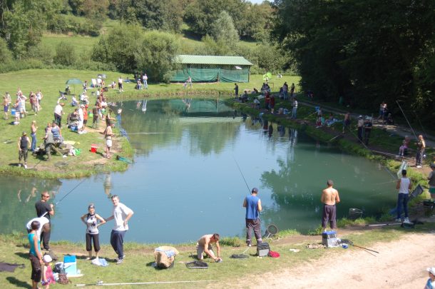 pêche à la truite en groupe