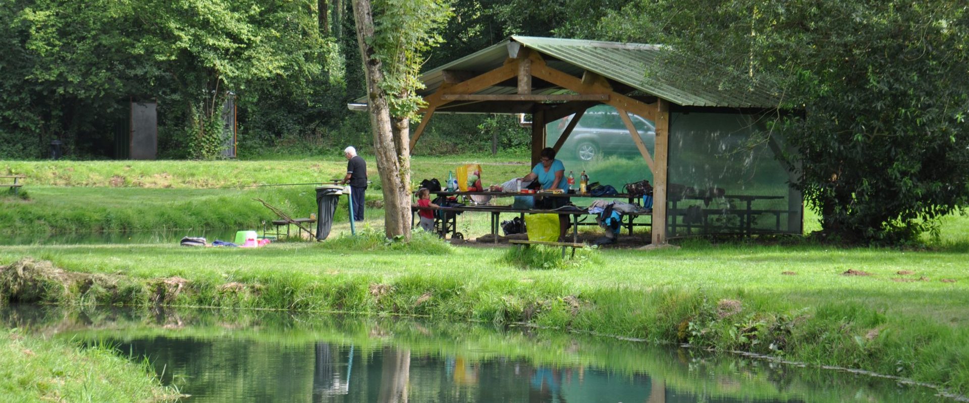 Pisciculture De Monchel : Abris Monchel au bord de l'etang de peche nord