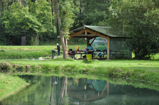 Pisciculture De Monchel : Abris Monchel au bord de l'etang de peche nord